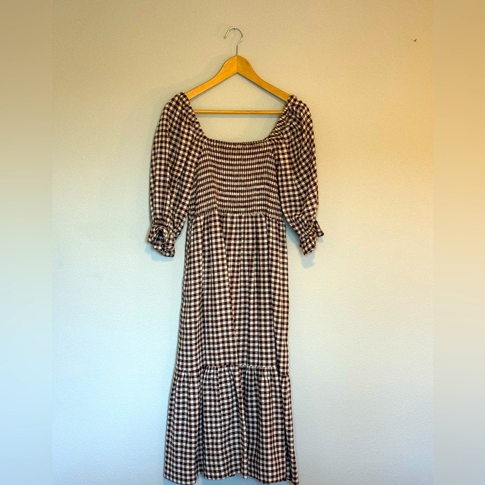 Medi dress with smocked bodice and volume sleeves.